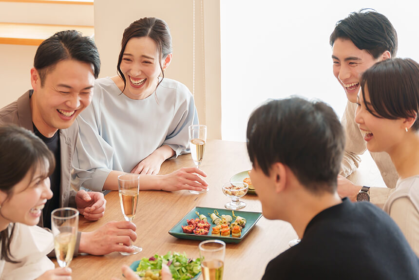 友人グループでホームパーティをしているイメージ